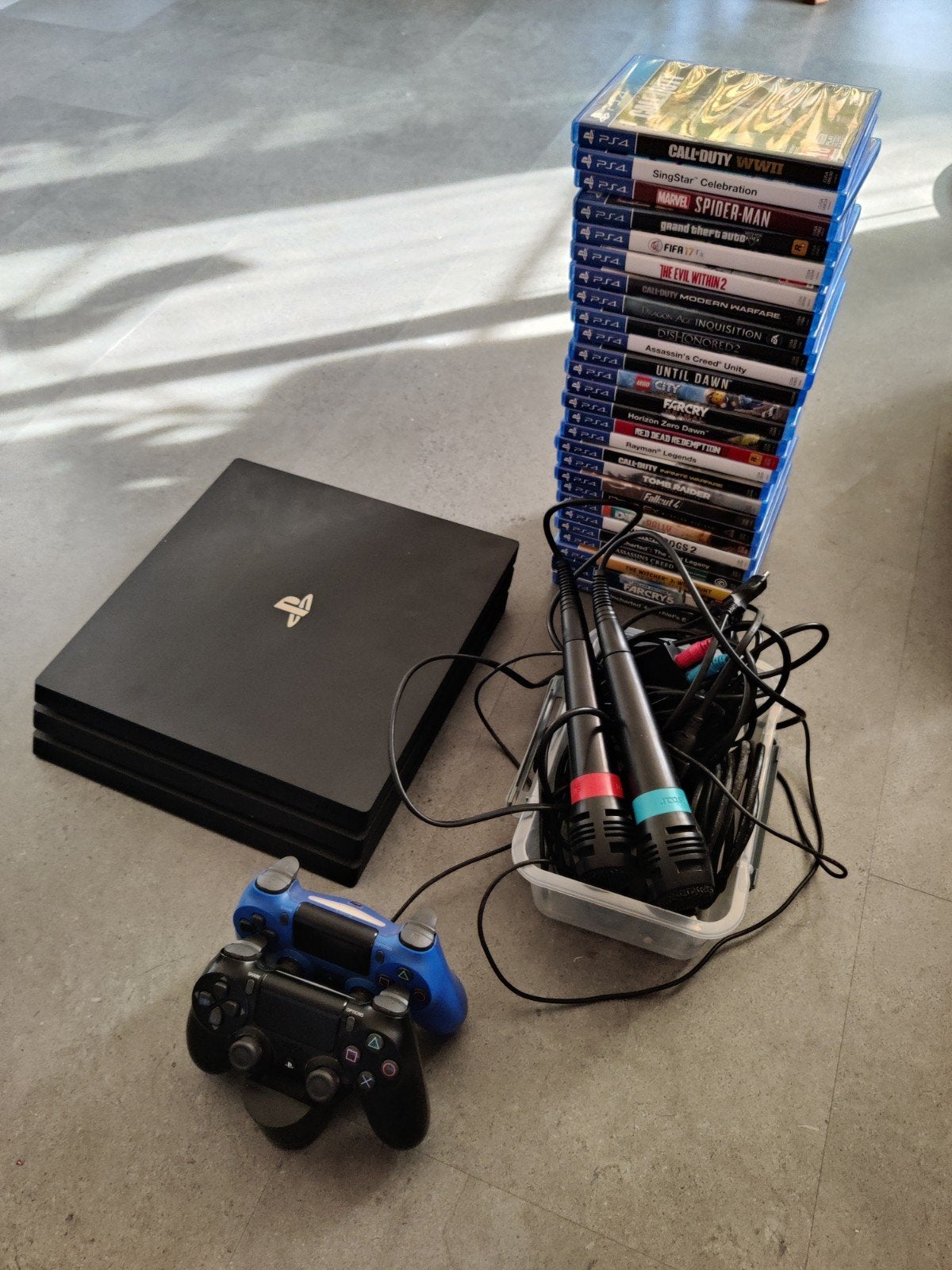 PS4 Pro 1TB met 2 controllers en 27 games, Ophalen, Met games, Met 2 controllers, Zo goed als nieuw
