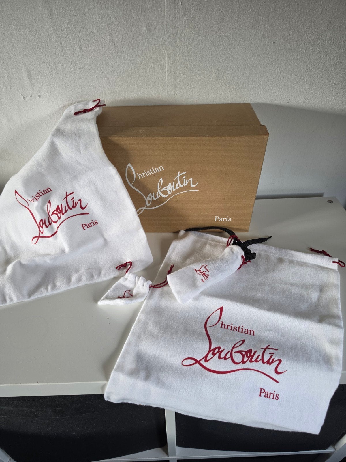 Christian Louboutin schoenendoos en dustbags, Ophalen of Verzenden, Gedragen, Wit