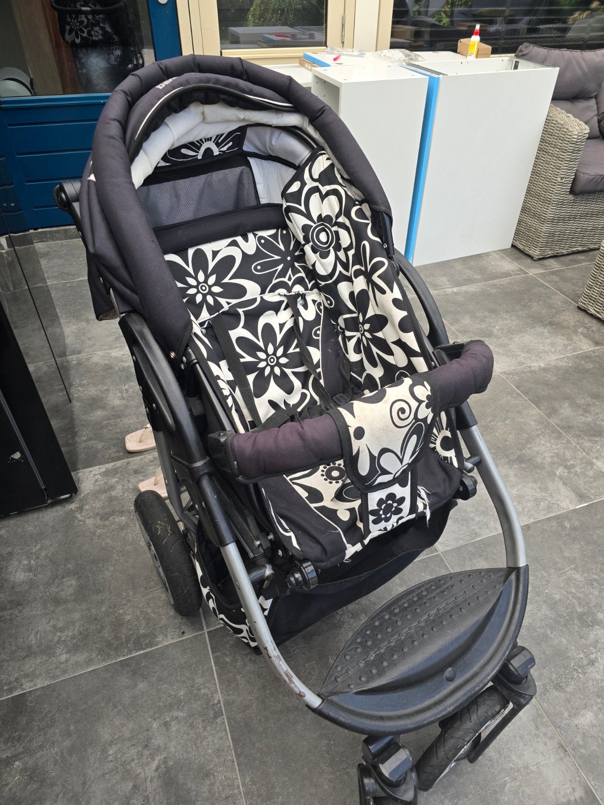 Combiwagen zwart-wit bloemenpatroon, Kinderen en Baby's, Kinderwagens en Combinaties, Ophalen of Verzenden, Gebruikt, Overige merken