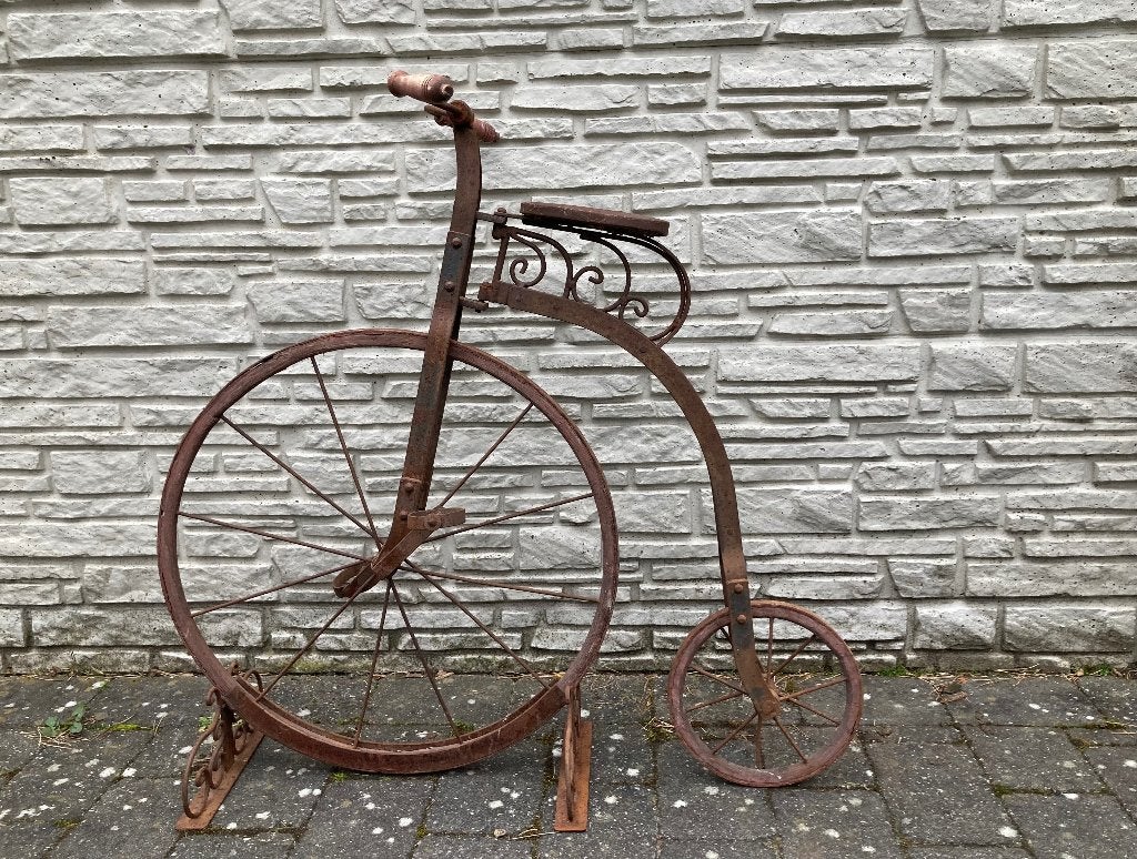 Antieke gietijzeren fiets, Ophalen