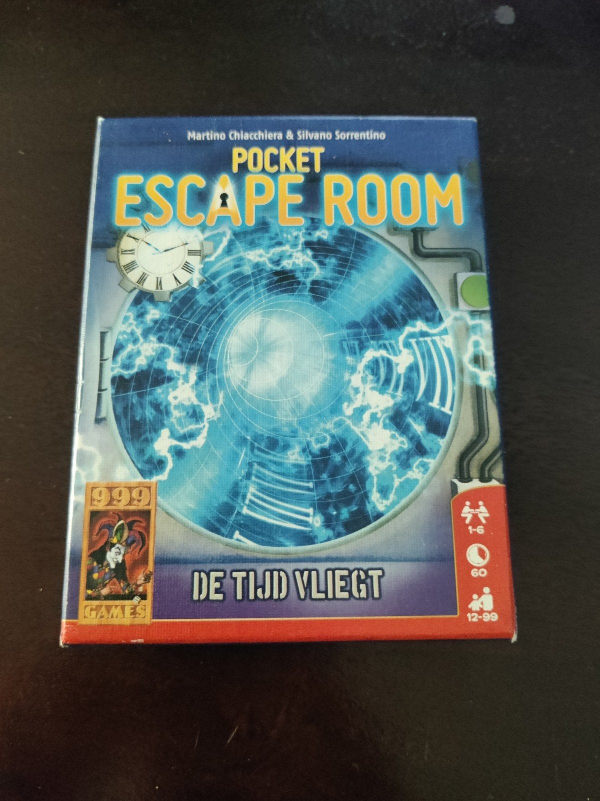Pocket Escape Room: De Tijd Vliegt - Leuk tijdverdrijf!, Een of twee spelers, Ophalen of Verzenden, Gebruikt, 999 Games