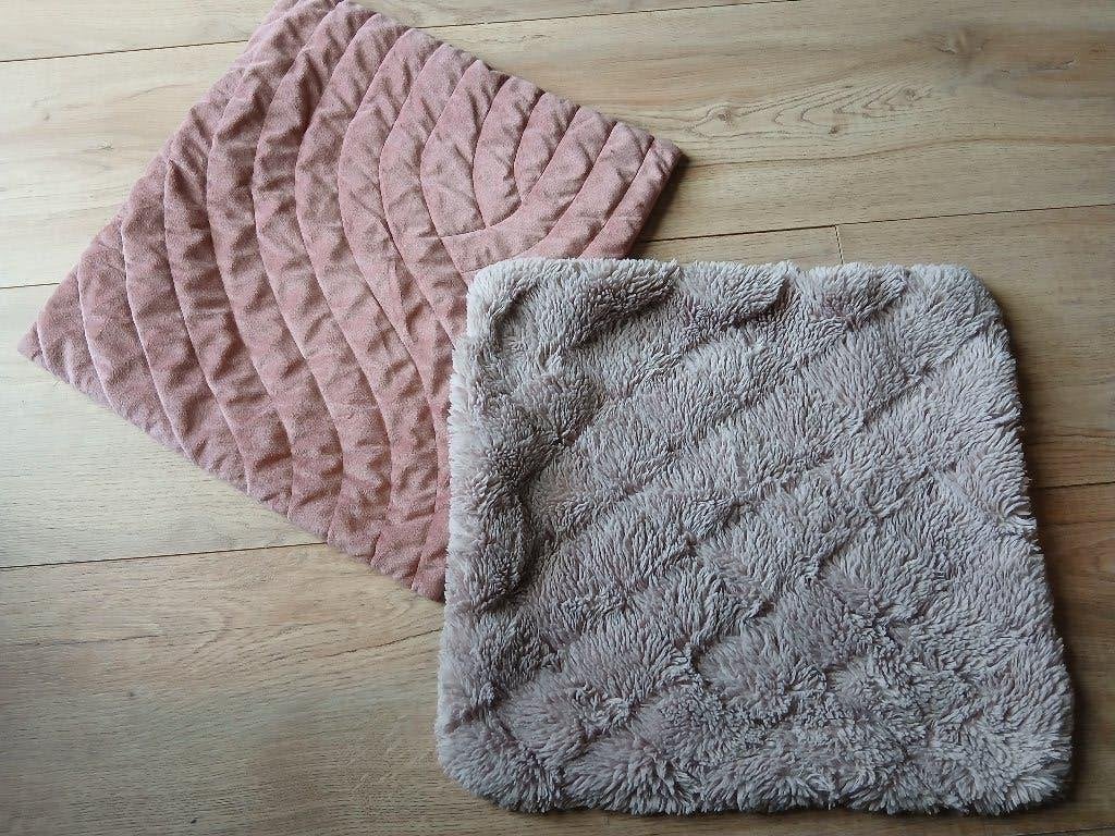 2 kussenhoesjes oudroze en lila, Ophalen of Verzenden, Gebruikt, Vierkant, Sierkussen