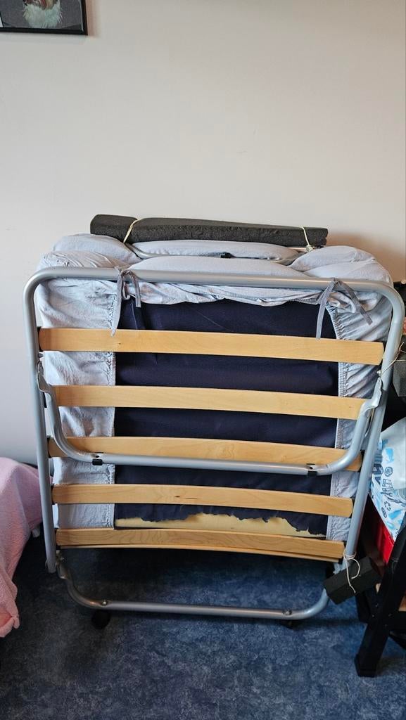 Opklapbaar logeerbed met matras, Huis en Inrichting, Ophalen, Gebruikt, Eenpersoons, Praktisch en functioneel