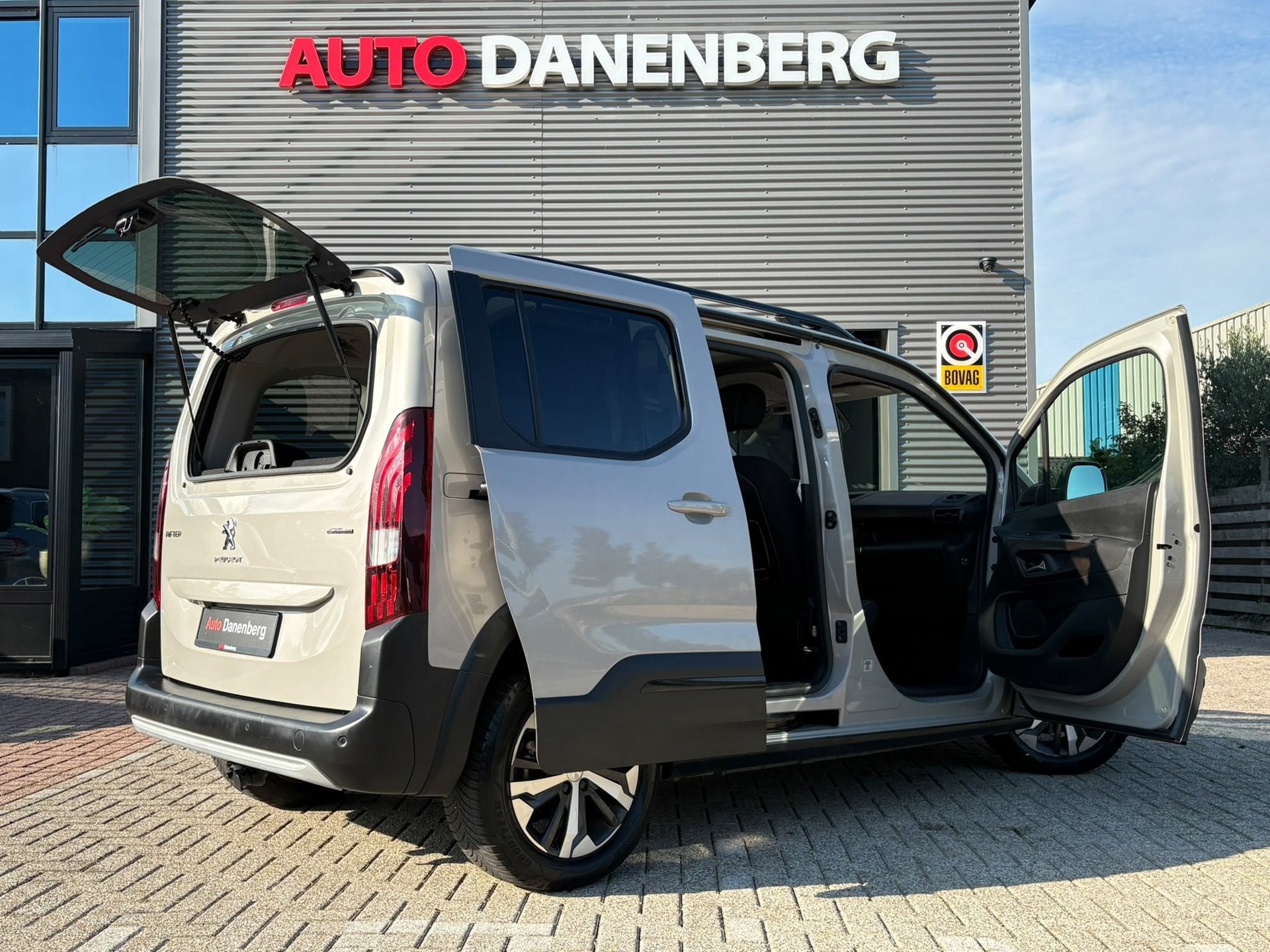 Peugeot Rifter 1.2 Puretech GT-Line AUTOMAAT,TREKHAAK, Dealer onderhouden, Stof, Zwart, Overige kleuren