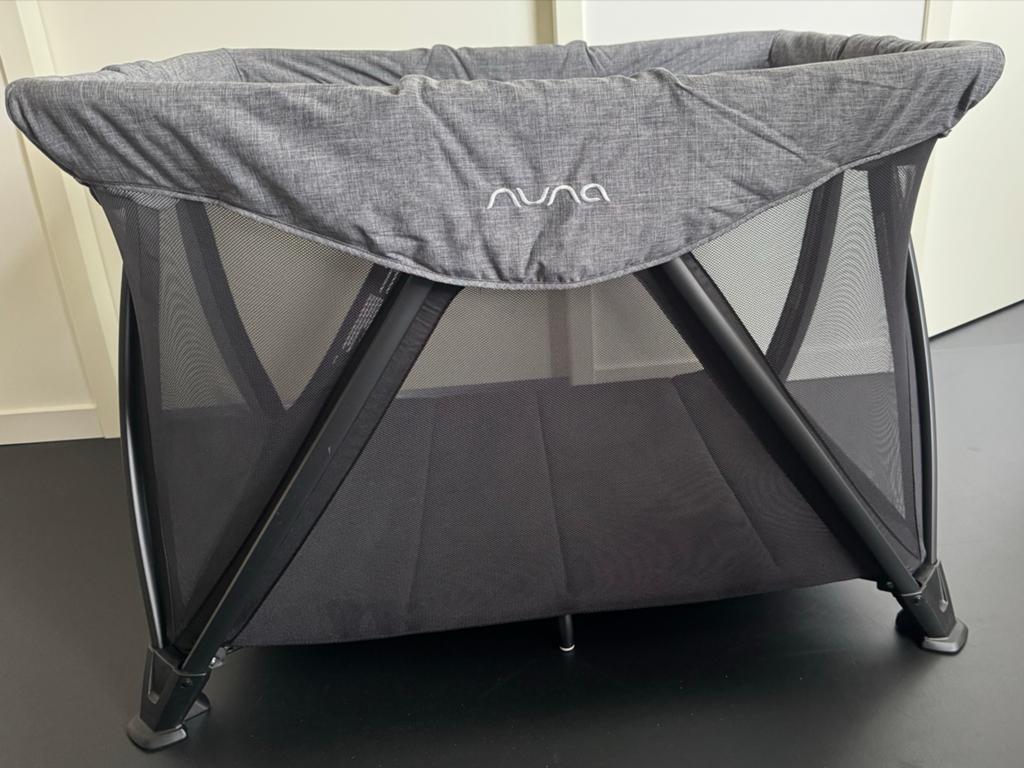 Nuna Sena Aire campingbedje charcoal met verhoger en matras, Ophalen, 70 tot 85 cm, Zo goed als nieuw, Minder dan 140 cm