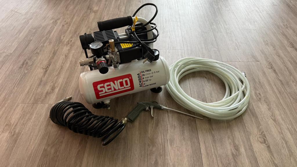 Senco AC4504 Compressor met Luchtslang en Blaaspistool, Doe-het-zelf en Verbouw, 6 tot 10 bar, Ophalen of Verzenden, Zo goed als nieuw