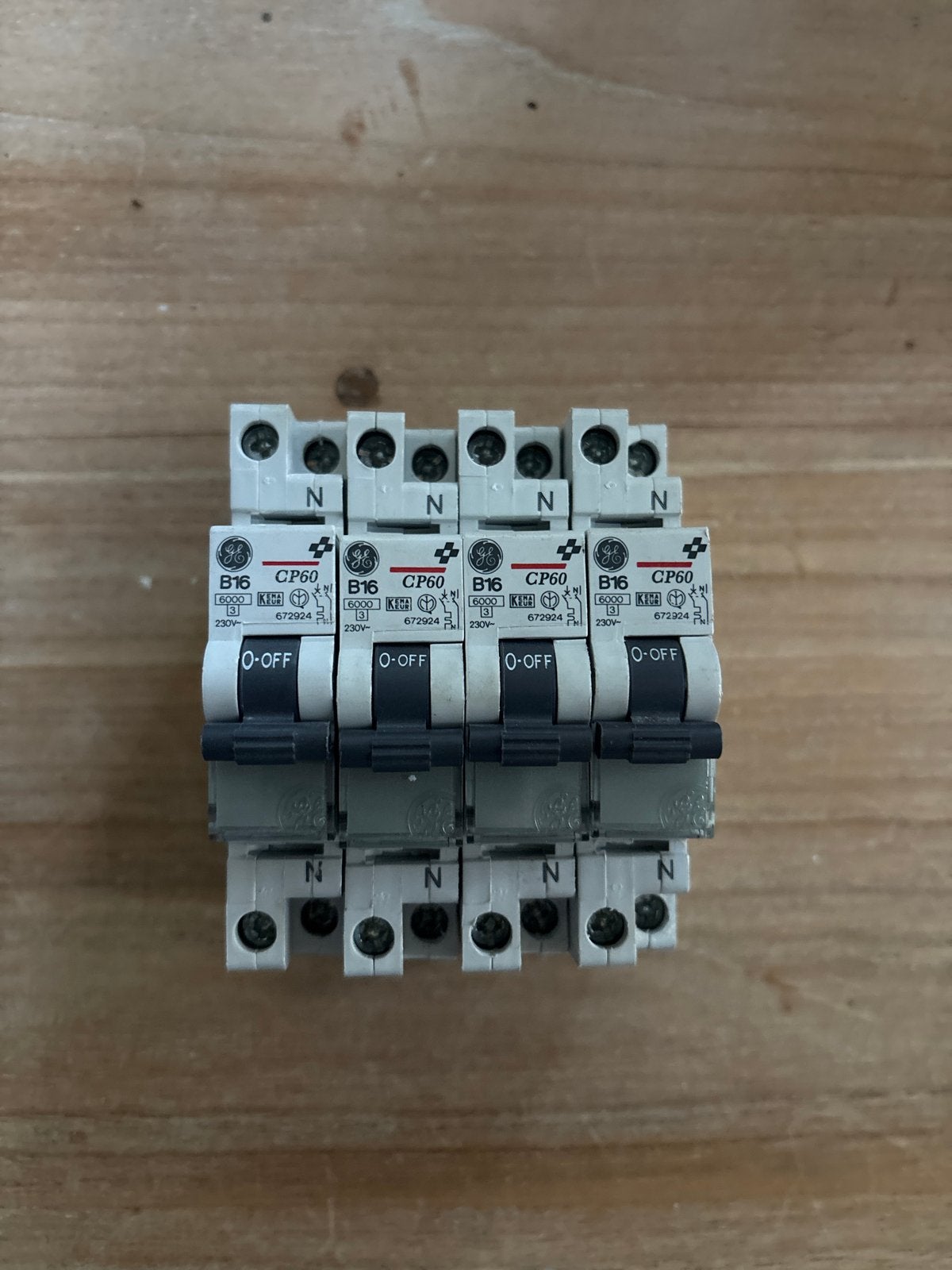 GE CP60 B16 230V Groepsschakelaars (4 stuks), Doe-het-zelf en Verbouw, Elektra en Kabels, Ophalen of Verzenden, Gebruikt, Schakelaar