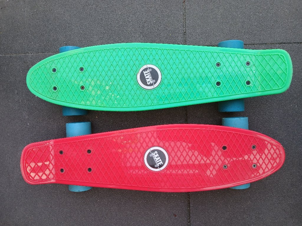 Skateboard groen en rood, Ophalen, Zo goed als nieuw