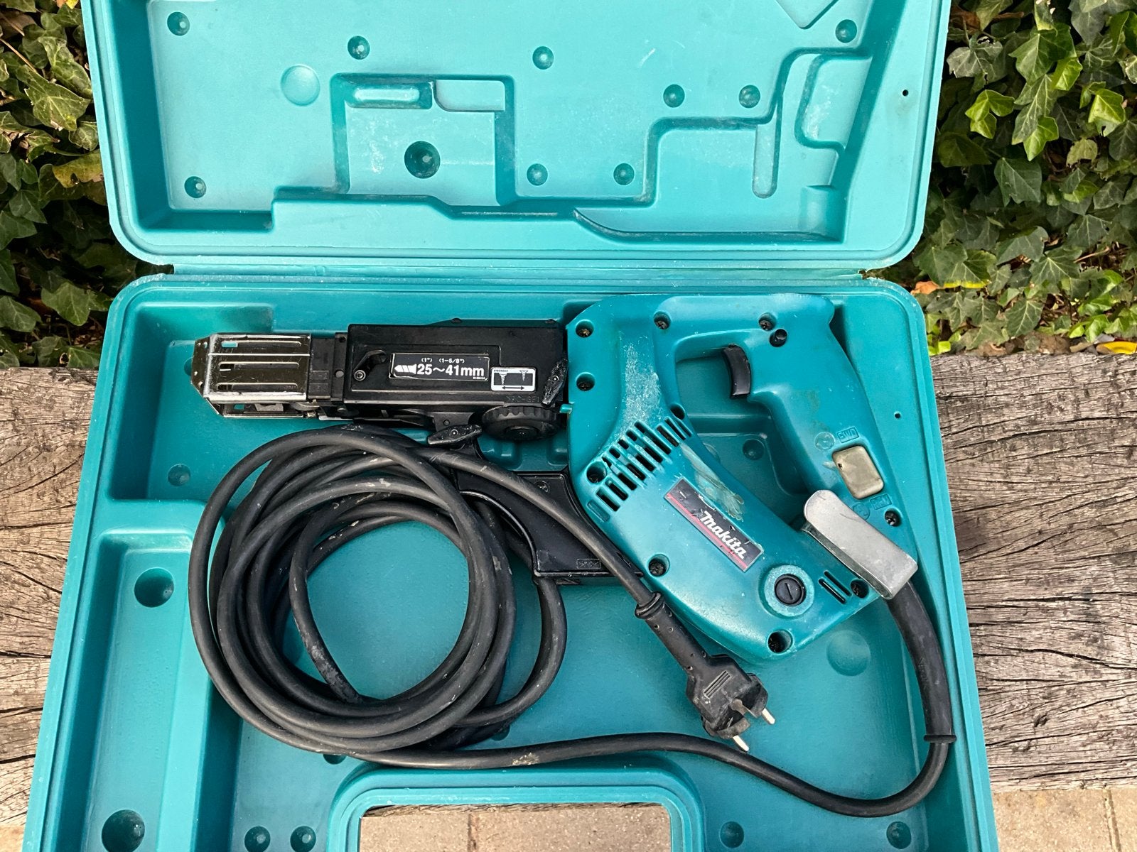 Makita 6833 Schroefautomaat in goede staat, Ophalen of Verzenden, Gebruikt, Minder dan 400 watt, Boor- en Schroefmachine