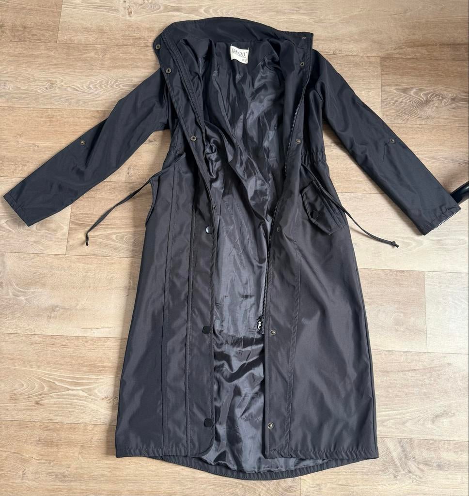 Lange zwarte regenjas - B&OILL, Kleding | Dames, Positiekleding, Zo goed als nieuw, Maat 36 (S), Zwart, Ophalen of Verzenden