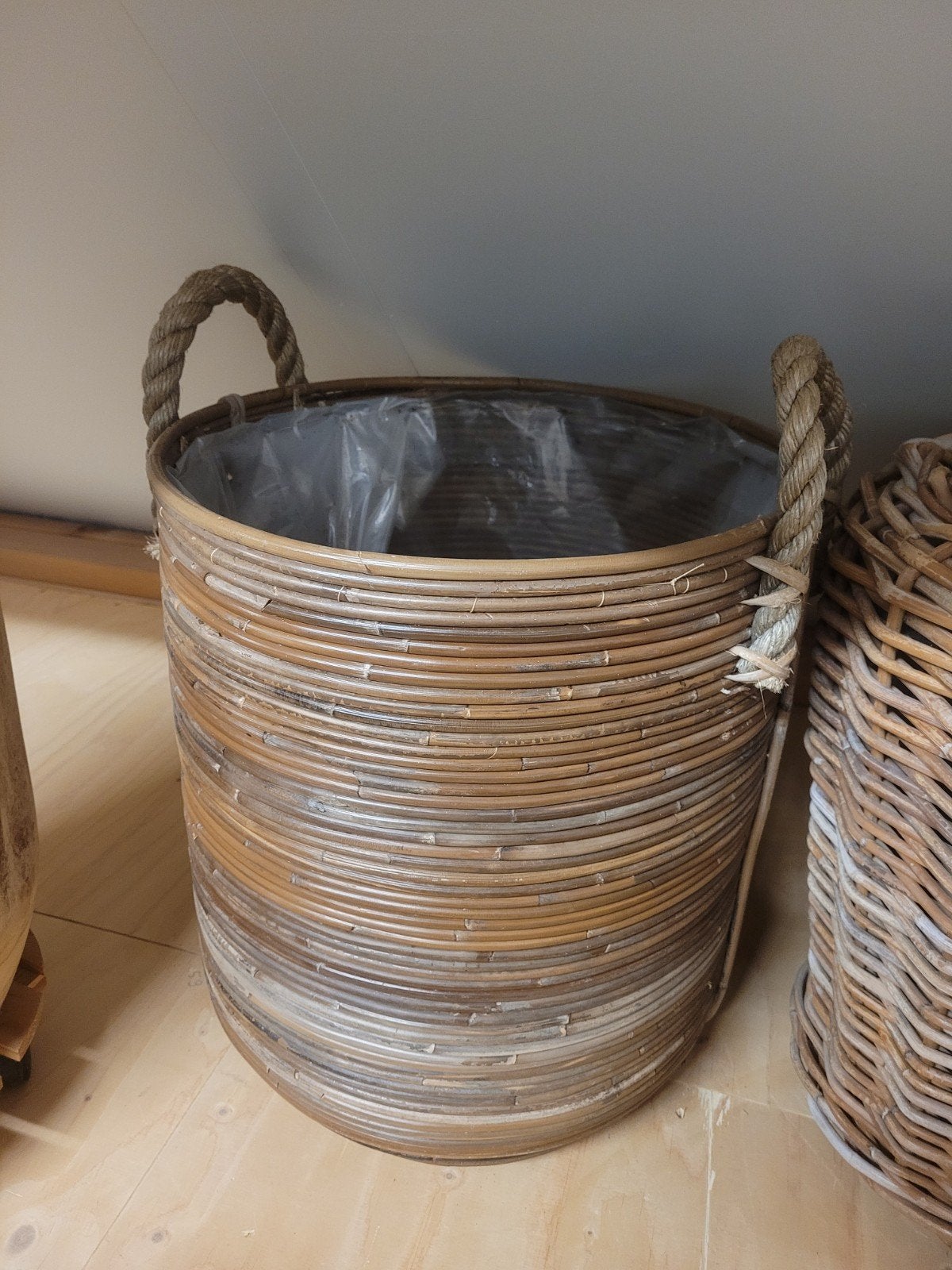 Grote rotan bloempot voor binnen/buiten, Tuin en Terras, Ophalen, Overige materialen, Rond, Binnen