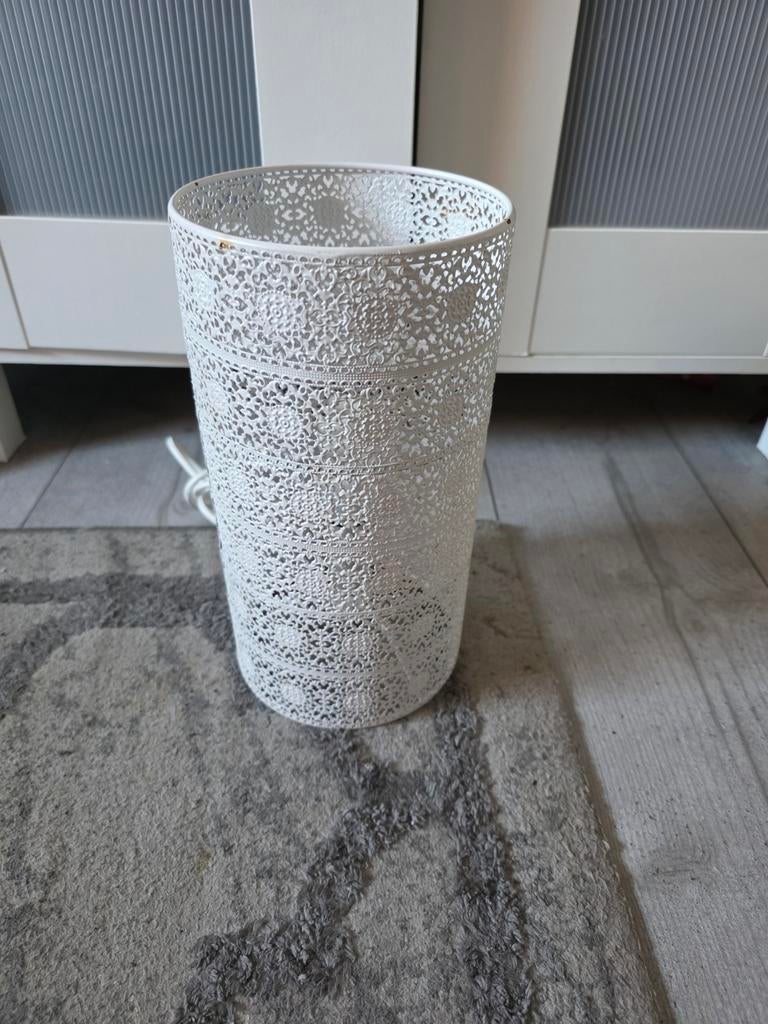 Witte metalen tafellamp met geperforeerd patroon, Ophalen of Verzenden, Gebruikt, Modern, Klassiek, Sfeervol