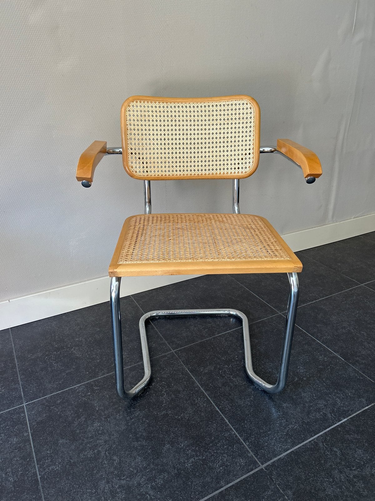 Thonet-achtige stoel met armleuningen en webbing, Antiek en Kunst, Antiek | Meubels | Stoelen en Banken, Ophalen
