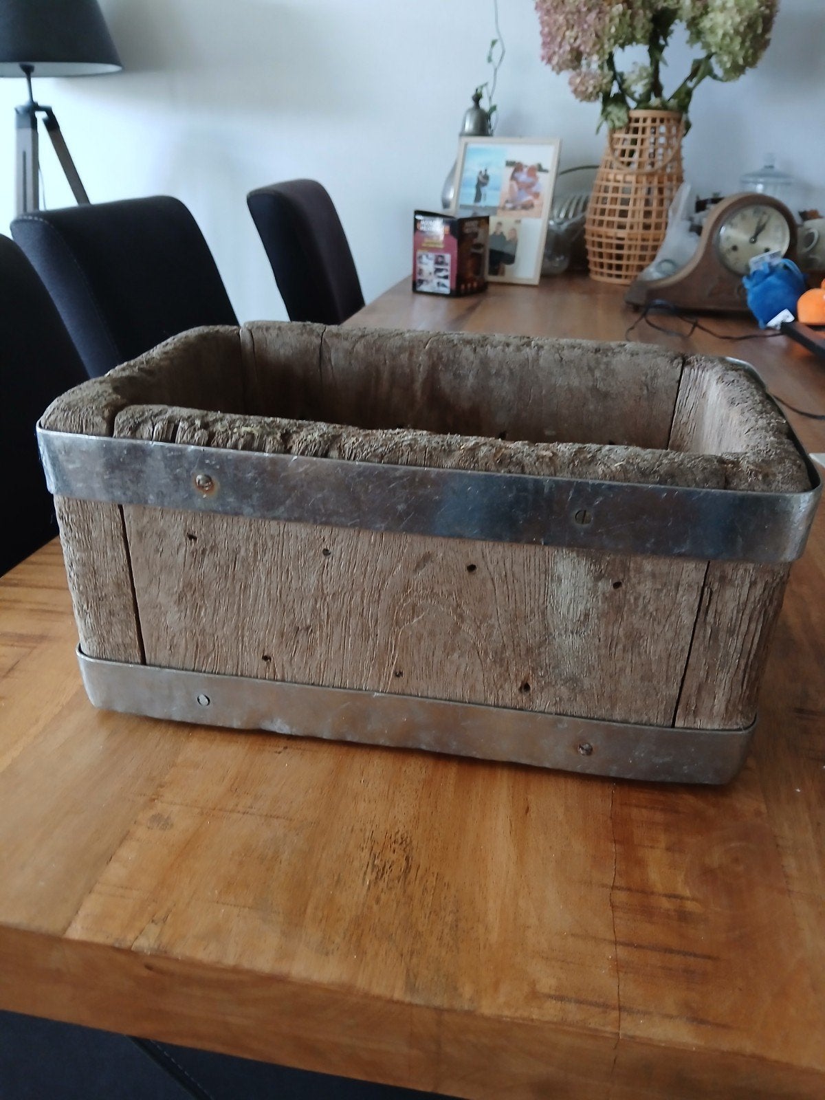Antieke houten kaasmal met metalen banden, Ophalen