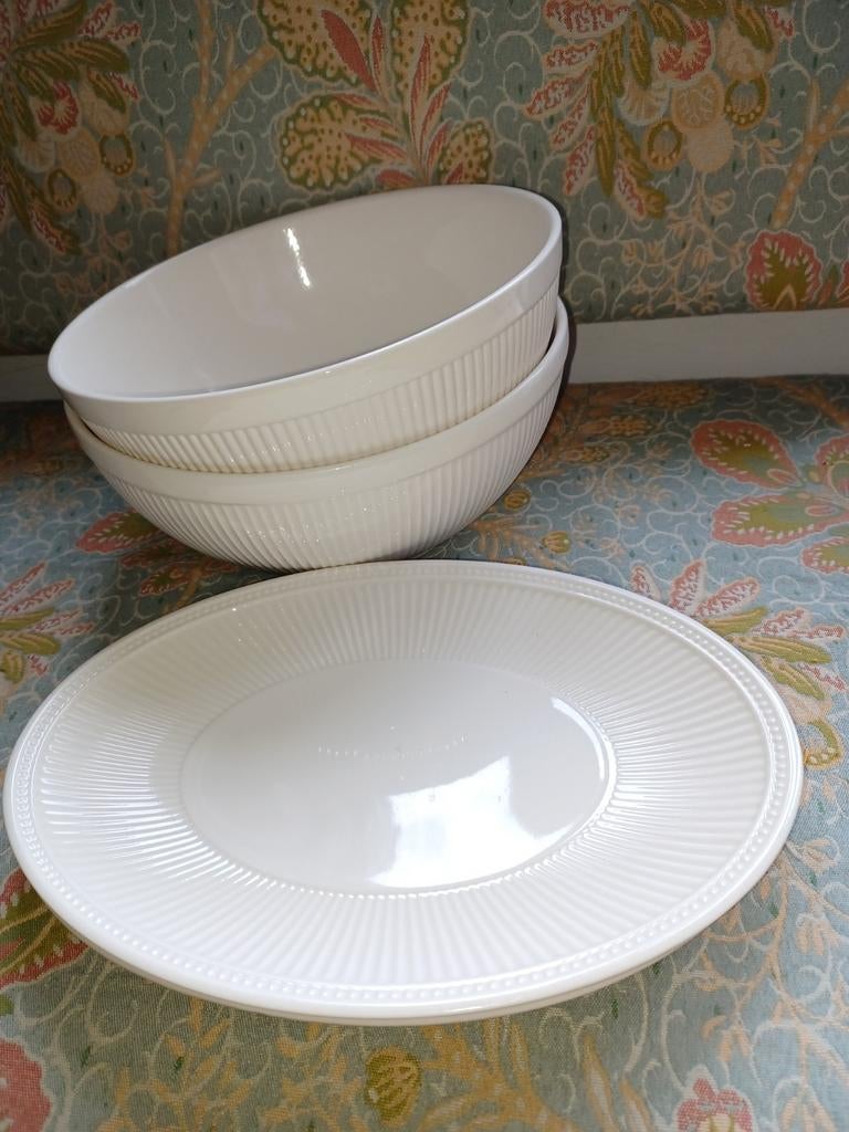 2 wedgwood schaaltjes 2 grote ronde schalen, Huis en Inrichting, Keuken | Servies, Ophalen of Verzenden, Porselein, Wedgwood, Schaal of Schalen