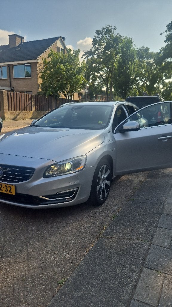Volvo V60 D6 215pk Plug-in Hybrid 2013 Grijs, Auto's, Volvo, 1849 kg, 1800 kg, Zwart, Navigatiesysteem