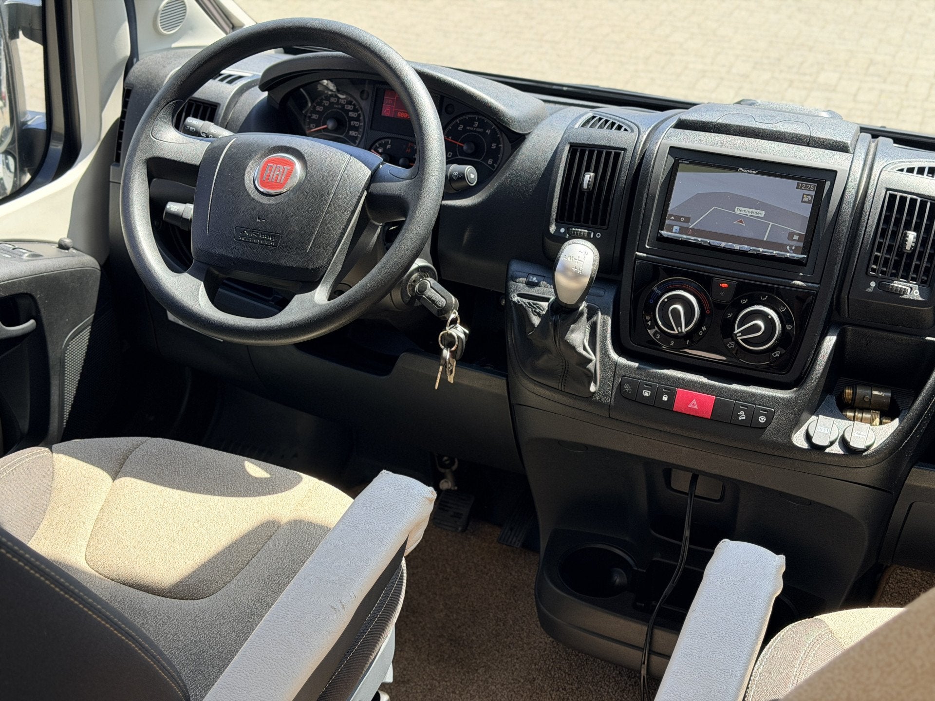 Pilote V600F 150PK Automaat | Camera | Dwarsbed | Zonnepanee, Automaat, Buscamper of Camperbus, Pilote, Bedrijf