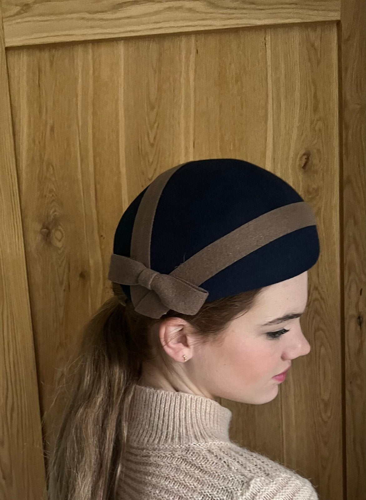 Chique donkerblauw fascinator dopje, navy dames hoed, bruin, Ophalen of Verzenden, Nieuw, One size fits all, Hoed
