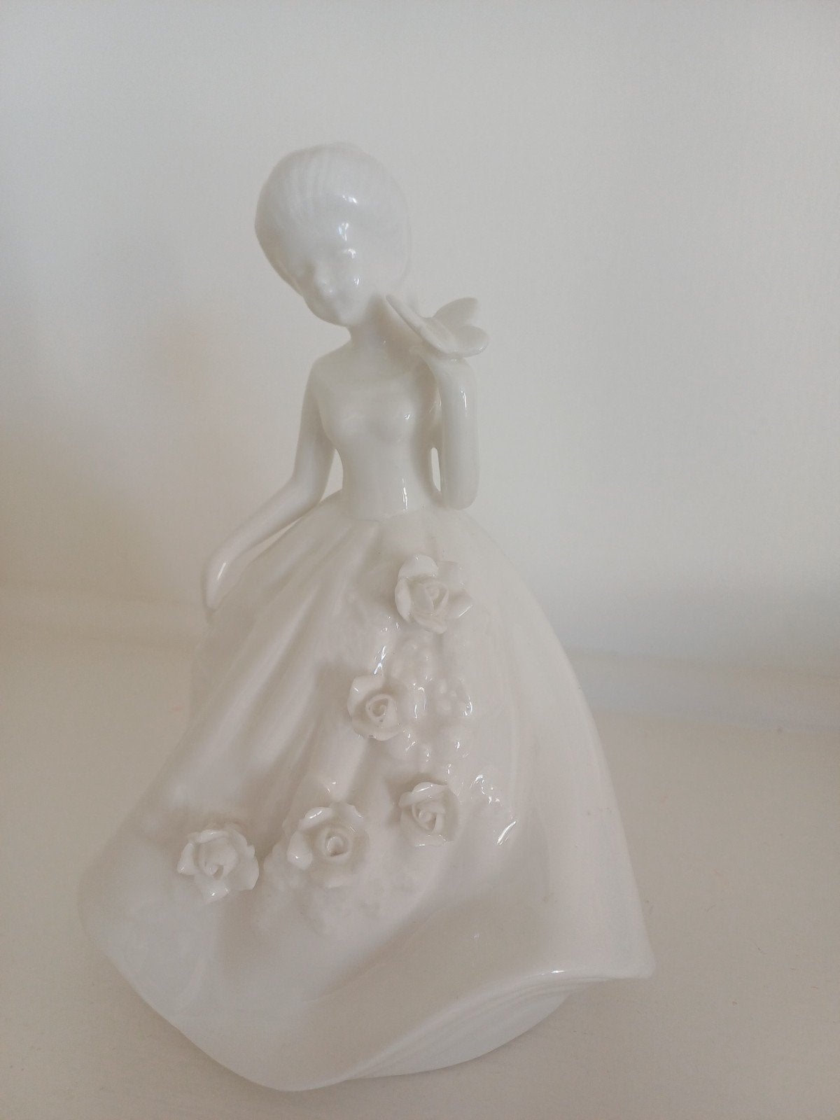 Porseleinen beeldje meisje met vlinder, 20 cm, Made in China, Ophalen of Verzenden