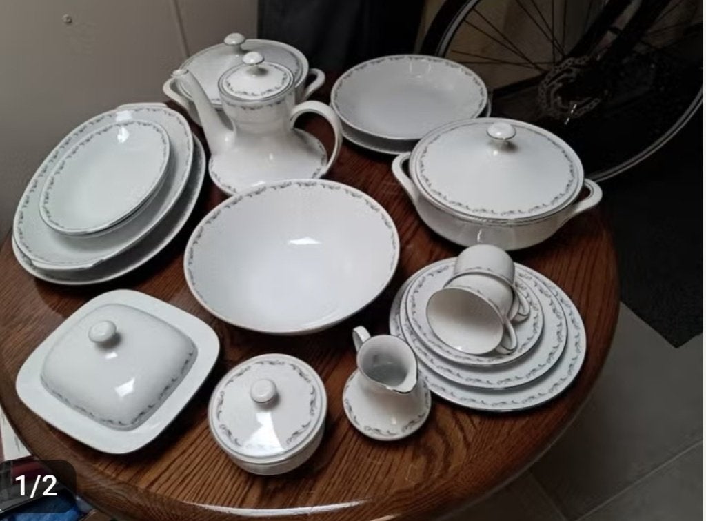 12 - delig servies, Huis en Inrichting, Keuken | Servies, Ophalen, Zo goed als nieuw, Overige stijlen, Porselein