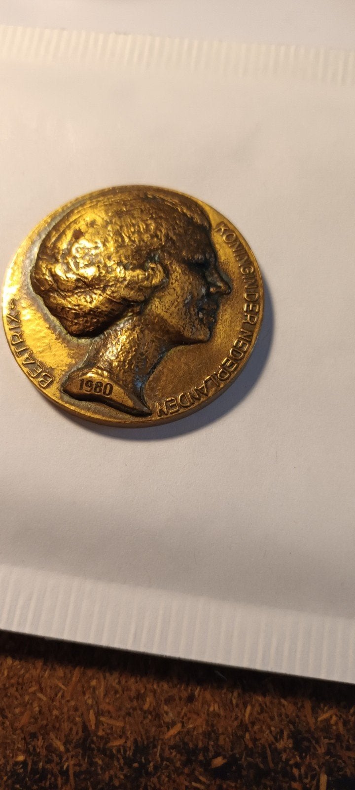 Herdenkingspenning inhuldiging Beatrix 1980, Postzegels en Munten, Penningen en Medailles, Ophalen of Verzenden, Brons, Nederland