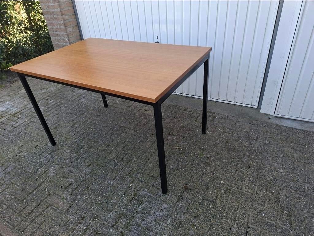 Houten tafel met metalen onderstel, Overige houtsoorten, Gebruikt, Vier personen, Rechthoekig