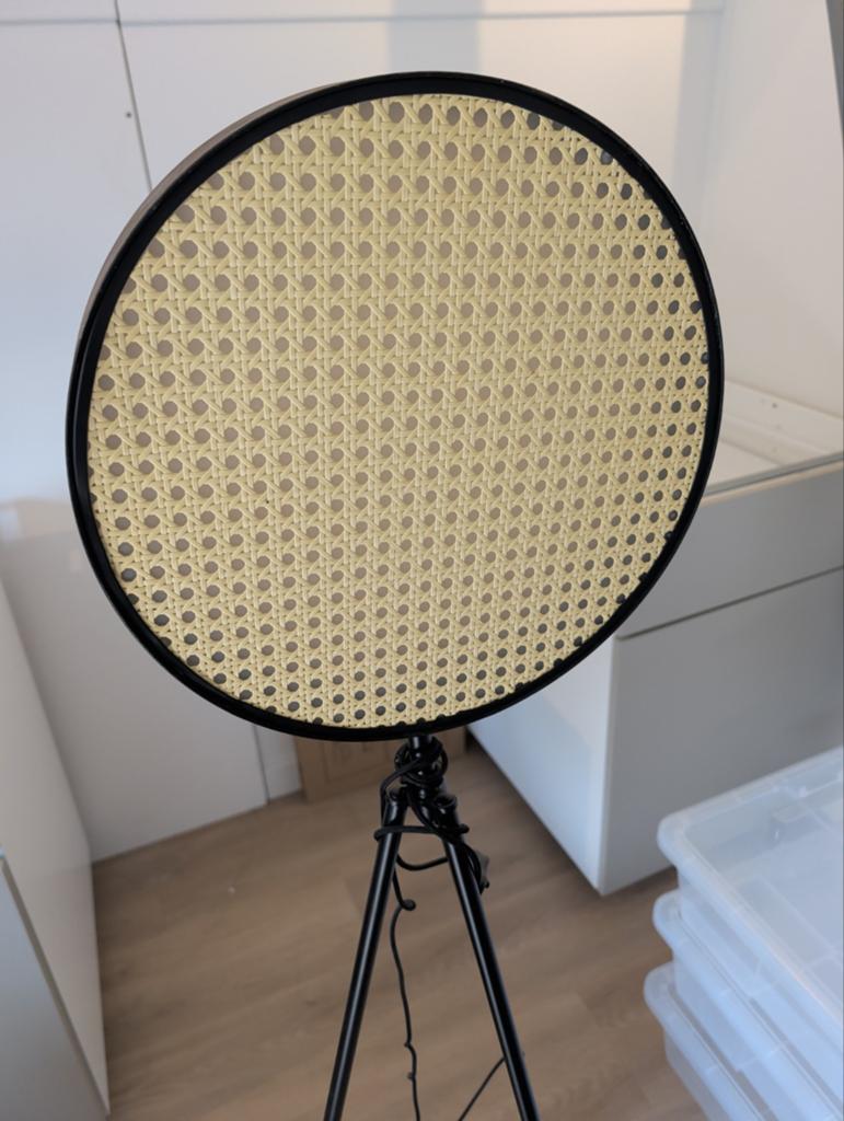 Rotan Vloerlamp met Zwart Metalen Statief, Huis en Inrichting, Ophalen, 100 tot 150 cm, Zo goed als nieuw, Modern, Bohemian, Scandinavisch