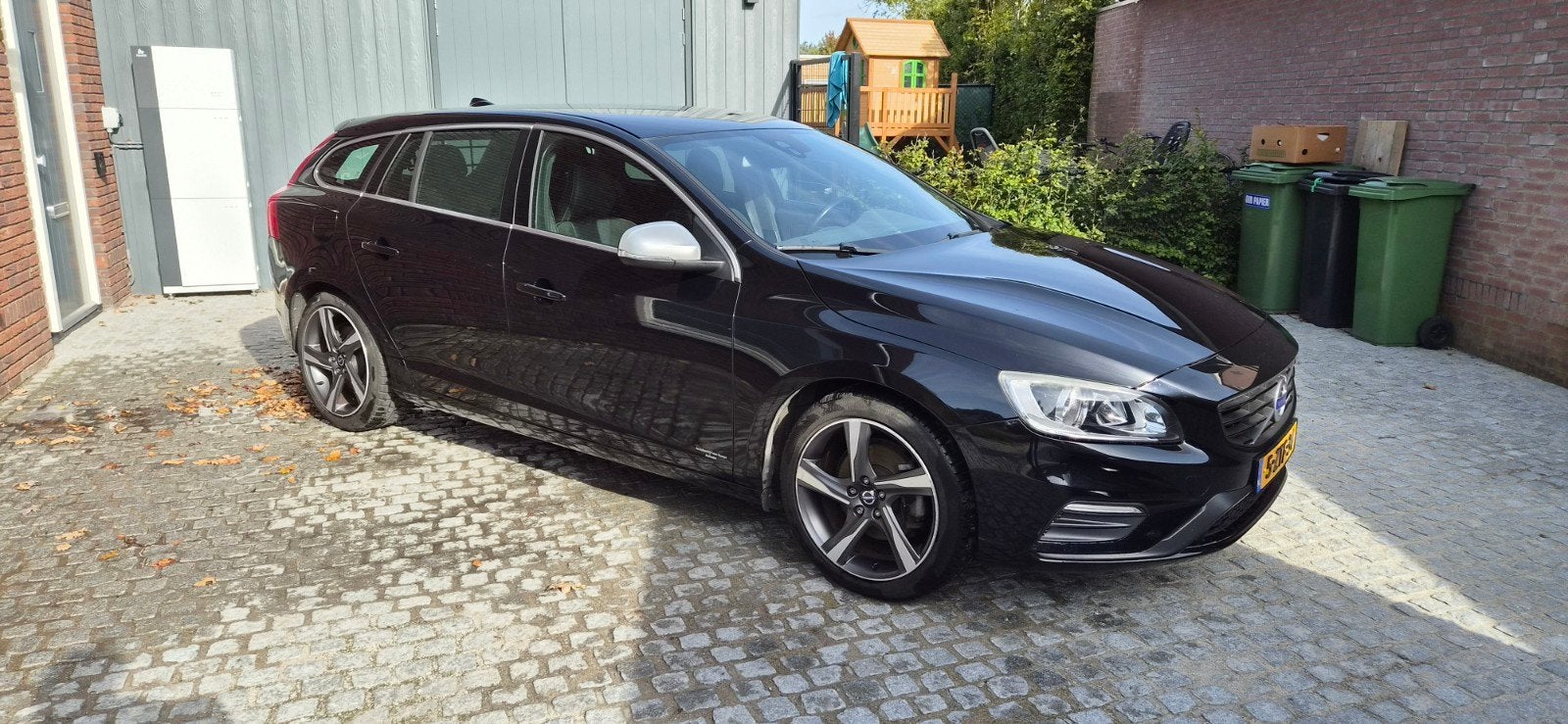 Volvo V60 T3 R-Design 150pk 2015 Zwart, Auto's, 1596 cc, 4 cilinders, Navigatiesysteem, Zwart