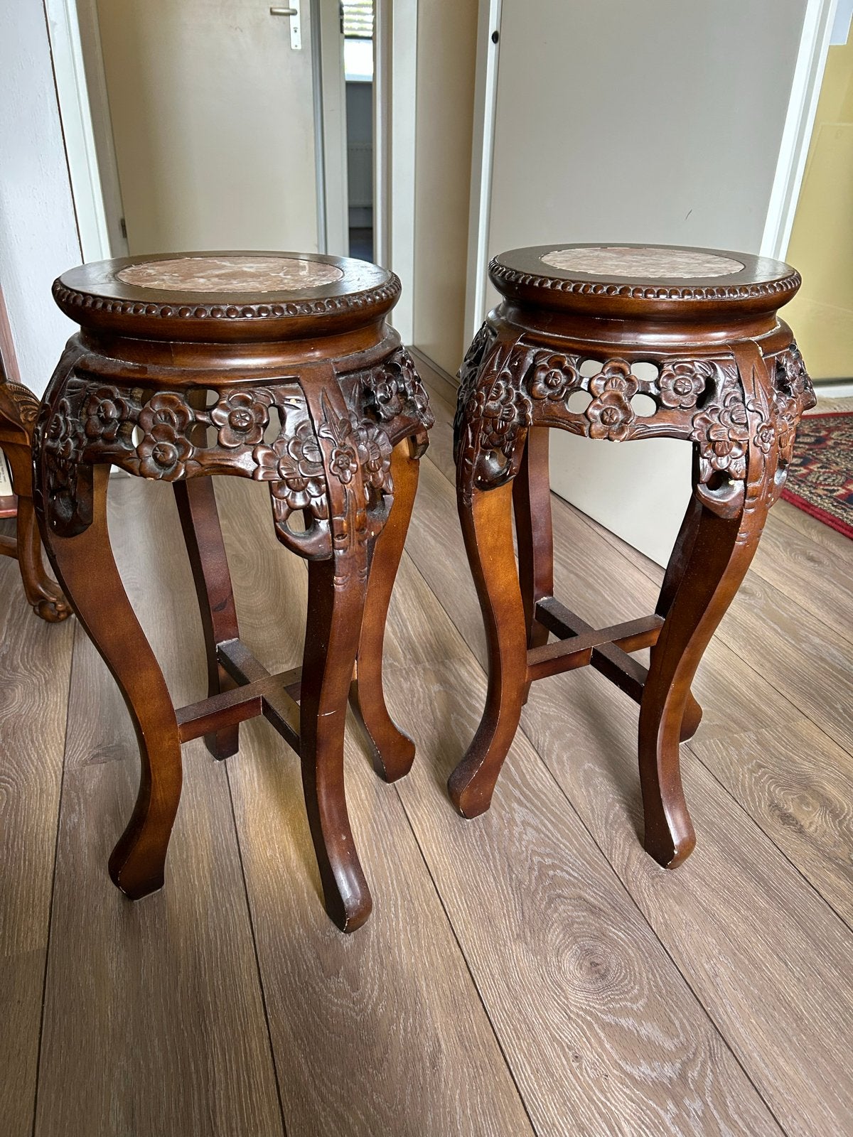Set van 2 houten plantentafels met marmeren blad, 62cm hoog, Ophalen