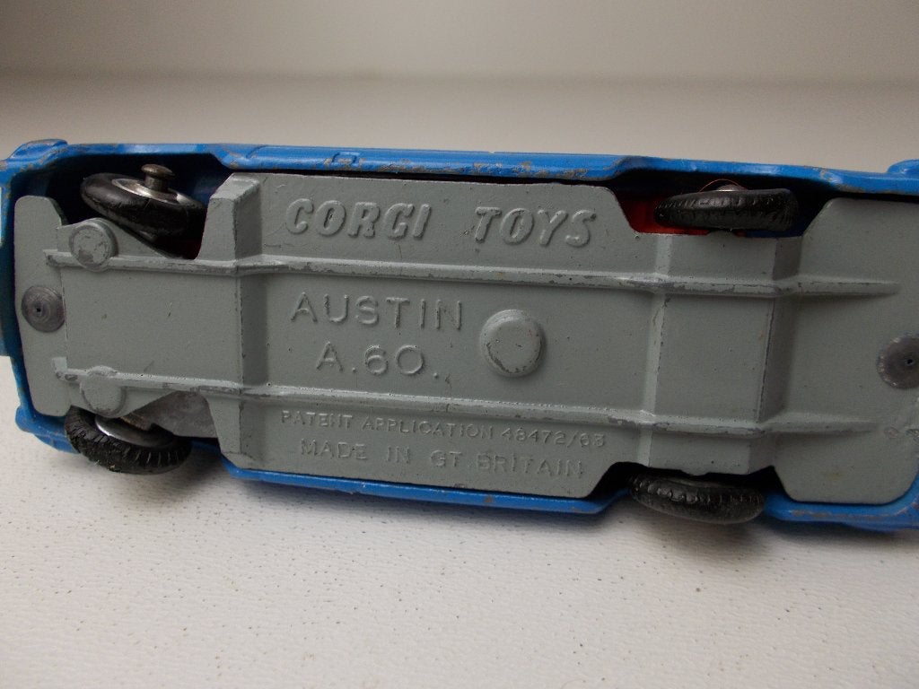 1964 Corgi Toys 255 AUSTIN A-60 MOTOR SCHOOL CAR + 2 FIGURES, Ophalen of Verzenden, Gebruikt, Auto, Corgi