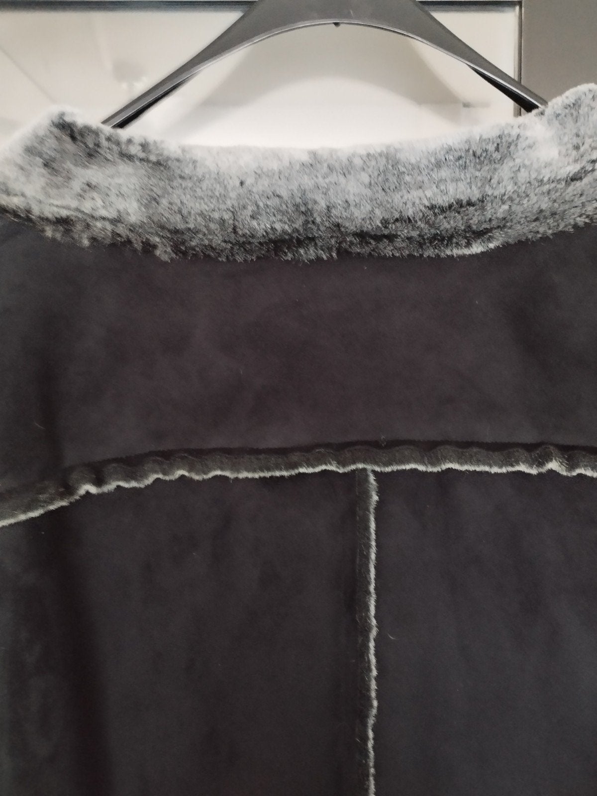 Mooie zwarte lammy coat met grijze bont voering, maat L, Zwart, Maat 42/44 (L), Didi, Ophalen of Verzenden