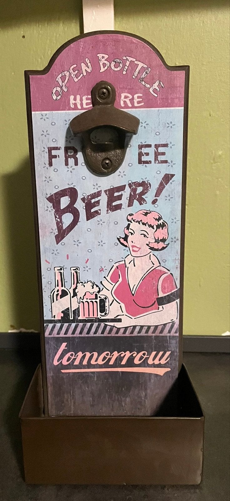 Vintage Flesopener met Opvangbak - 'Free Beer Tomorrow', Vintage, Gebruikt, Meerkleurig, Ophalen of Verzenden