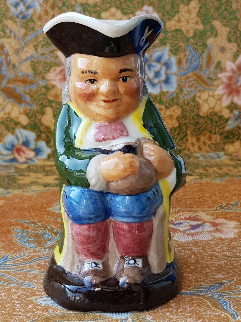 Mooie oude Staffordshire Toby jug uit Engeland 14,8 cm.