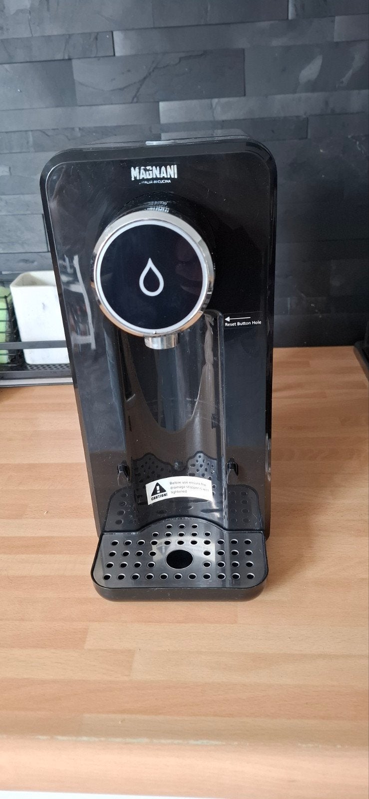 Magnani Heetwateedispenser, Ophalen