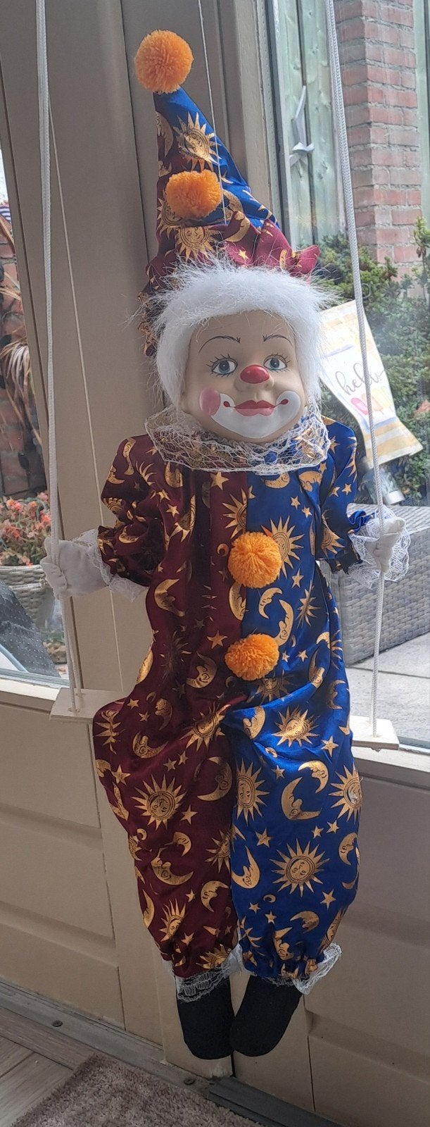 Decoratieve Clown Pop op Schommel - Nieuwstaat, Ophalen of Verzenden, Zo goed als nieuw, Pop