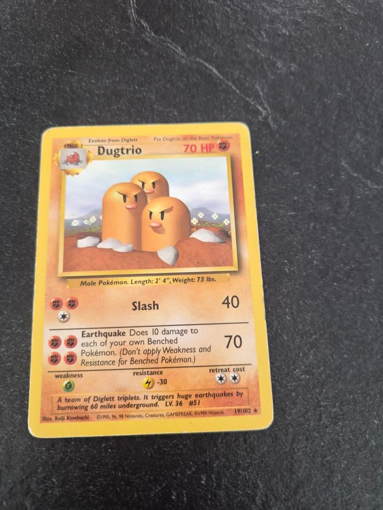 Dugtrio Pokémon kaart (Base Set 19/102) met hard sleeve, Ophalen of Verzenden, Zo goed als nieuw, Losse kaart
