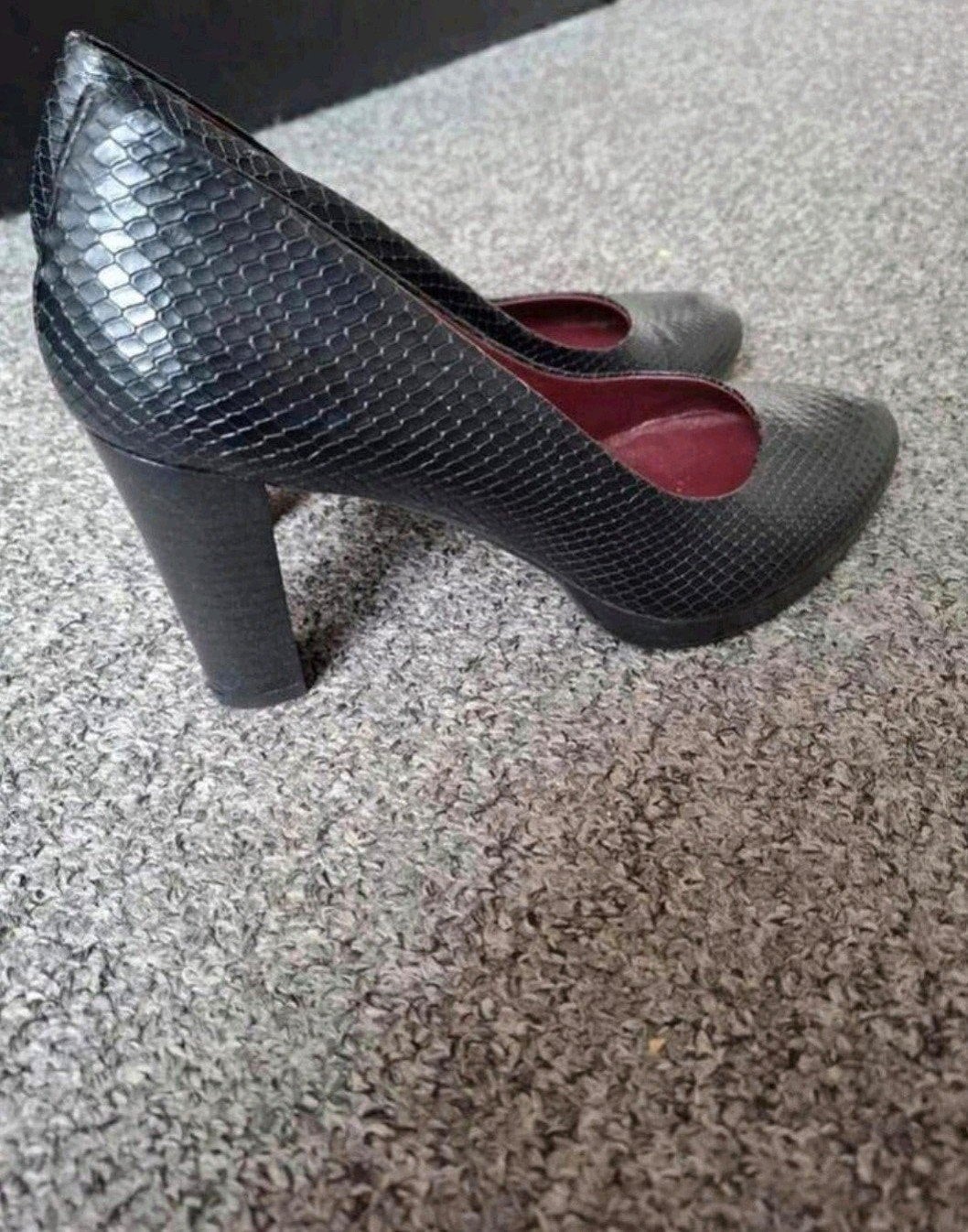 Zwarte pumps met slangenprint en blokhak - Maat 40, Kleding | Dames, Pumps, Zwart, Ophalen of Verzenden, Zo goed als nieuw