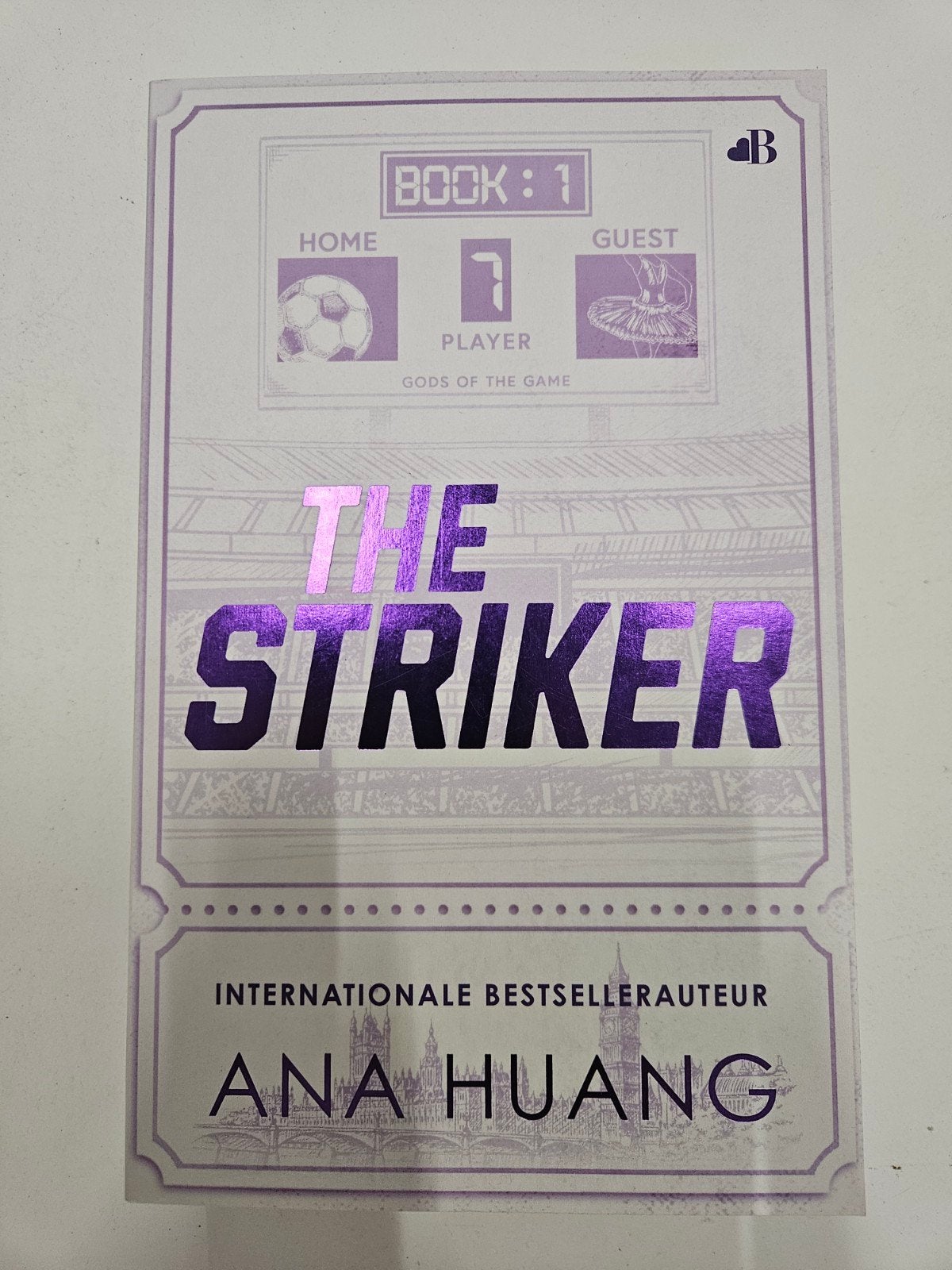 Ana Huang - The striker, Ophalen of Verzenden, Zo goed als nieuw, Ana Huang