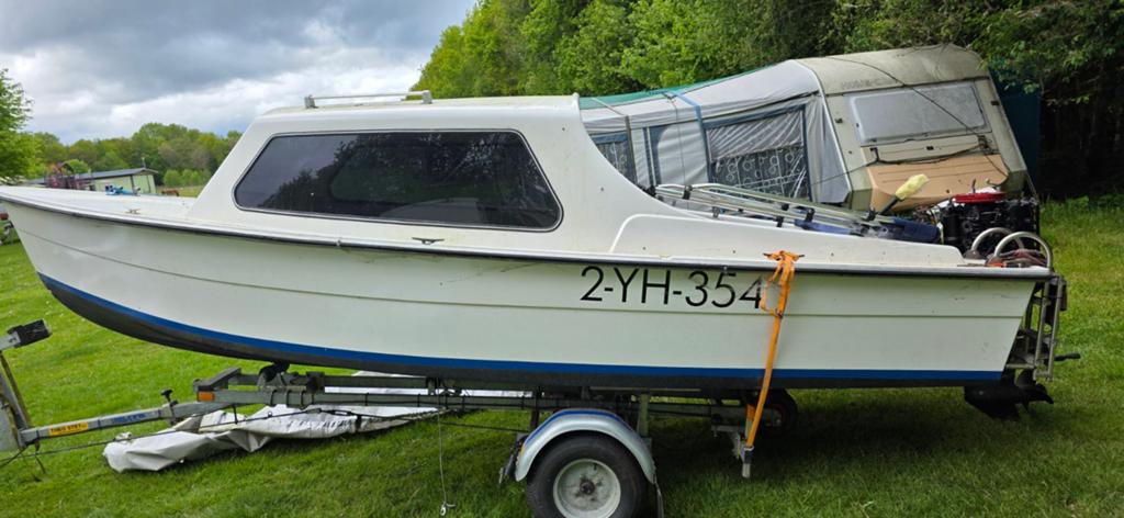 Toer/visboot met 60 en 9.9 pk motor en kanteltrailer, Visboot, Ophalen, Buitenboordmotor