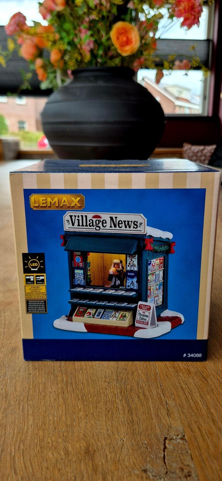 Lemax 'Village News' (#34088), Diversen, Ophalen of Verzenden, Zo goed als nieuw