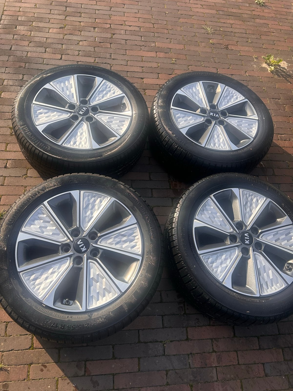 Kia e-Soul velgen met Continental winterbanden (215/55/17), Ophalen, Banden en Velgen, 17 inch, Winterbanden