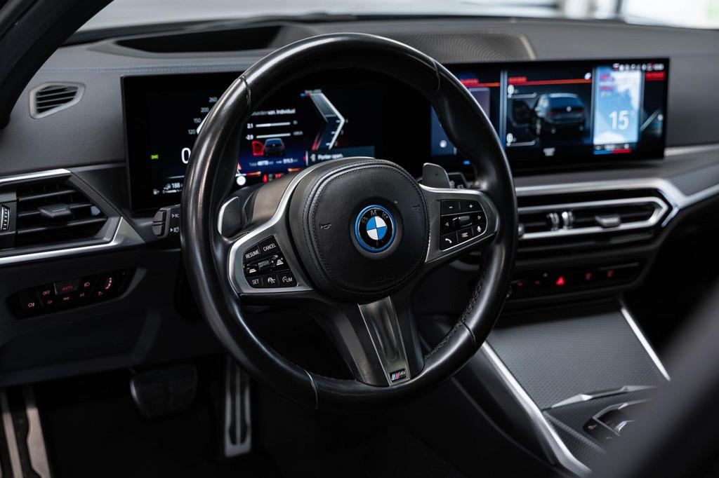 BMW 3-serie 330e xDrive M Pano CarPlay 18' ACC Leder Camera, 1998 cc, 1800 kg, Gebruikt, Zwart