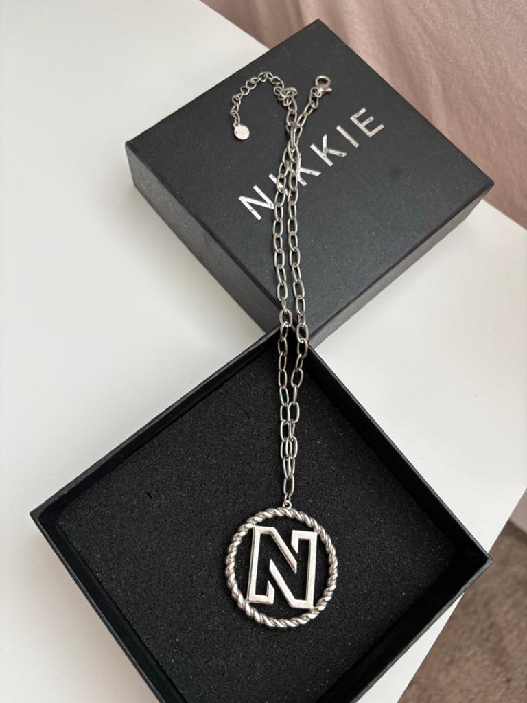 Nikkie ketting met letter N hanger, Ophalen of Verzenden, Zo goed als nieuw, Zilver, Overige materialen