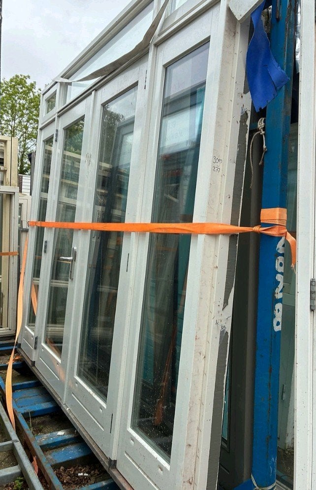 kozijn met dubbele tuindeuren en zijlichten