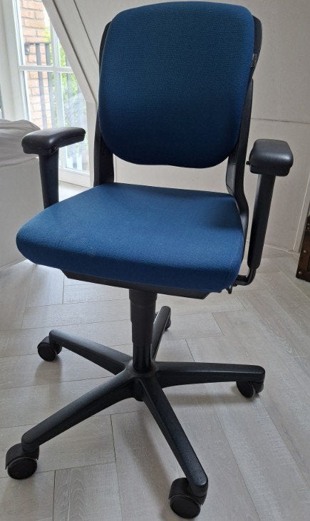 Nette Ahrend bureaustoel, Ophalen, Gebruikt, Blauw, Bureaustoel