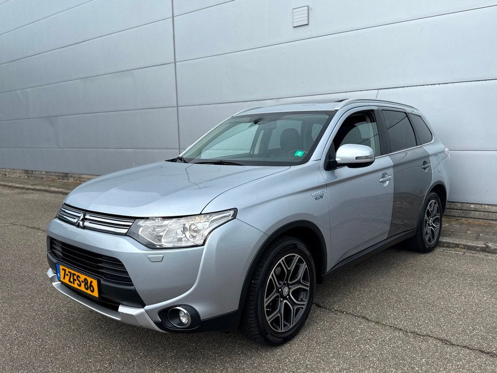 Mitsubishi Outlander 2.0 PHEV Instyle X-Line (bj 2015) LEER|, Auto's, Mitsubishi, Zwart, 4 cilinders, Bedrijf, Vierwielaandrijving
