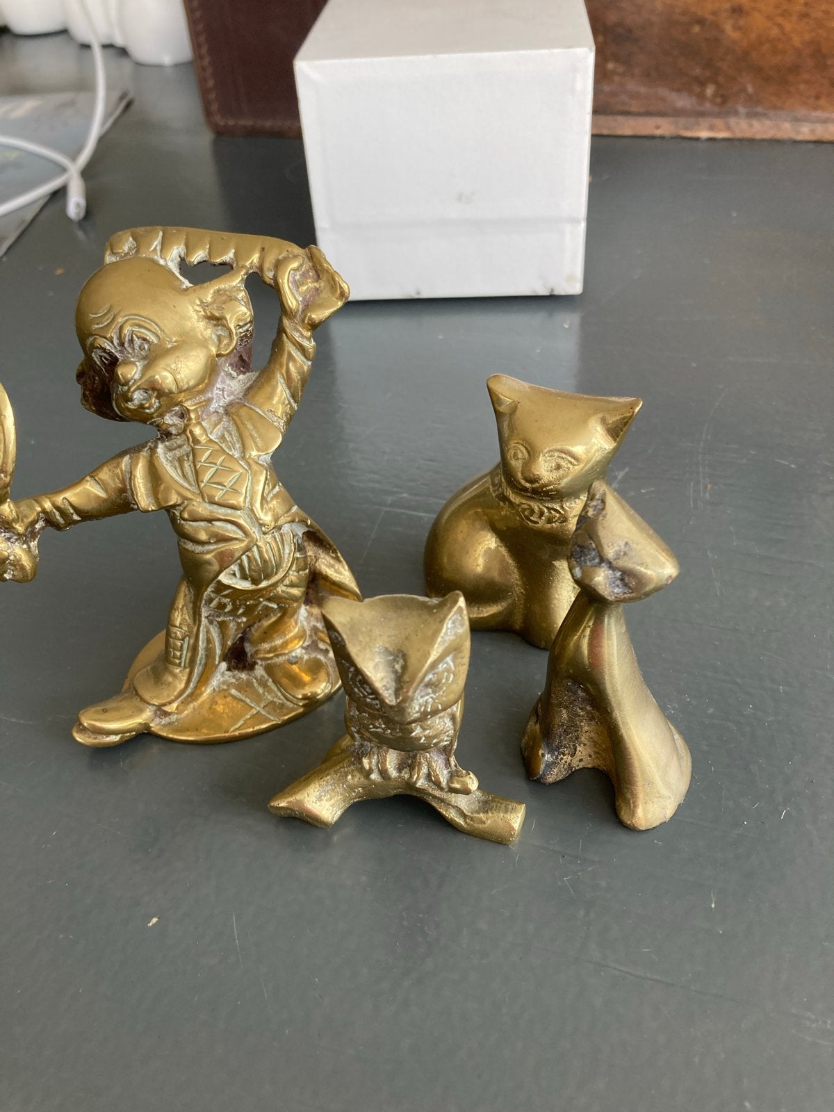 Set van 4 messing beeldjes: tennisspeler, katten en uil, Antiek en Kunst, Ophalen of Verzenden, Koper