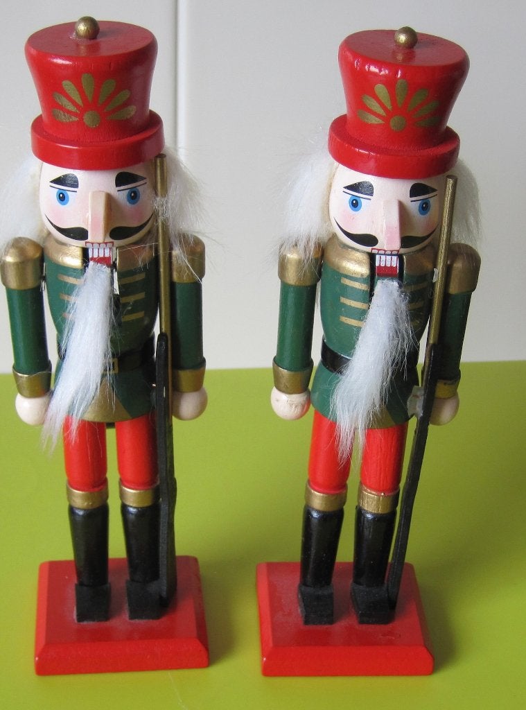 twee kleine houten notenkrakers met geweer - kerst, Ophalen of Verzenden, Zo goed als nieuw