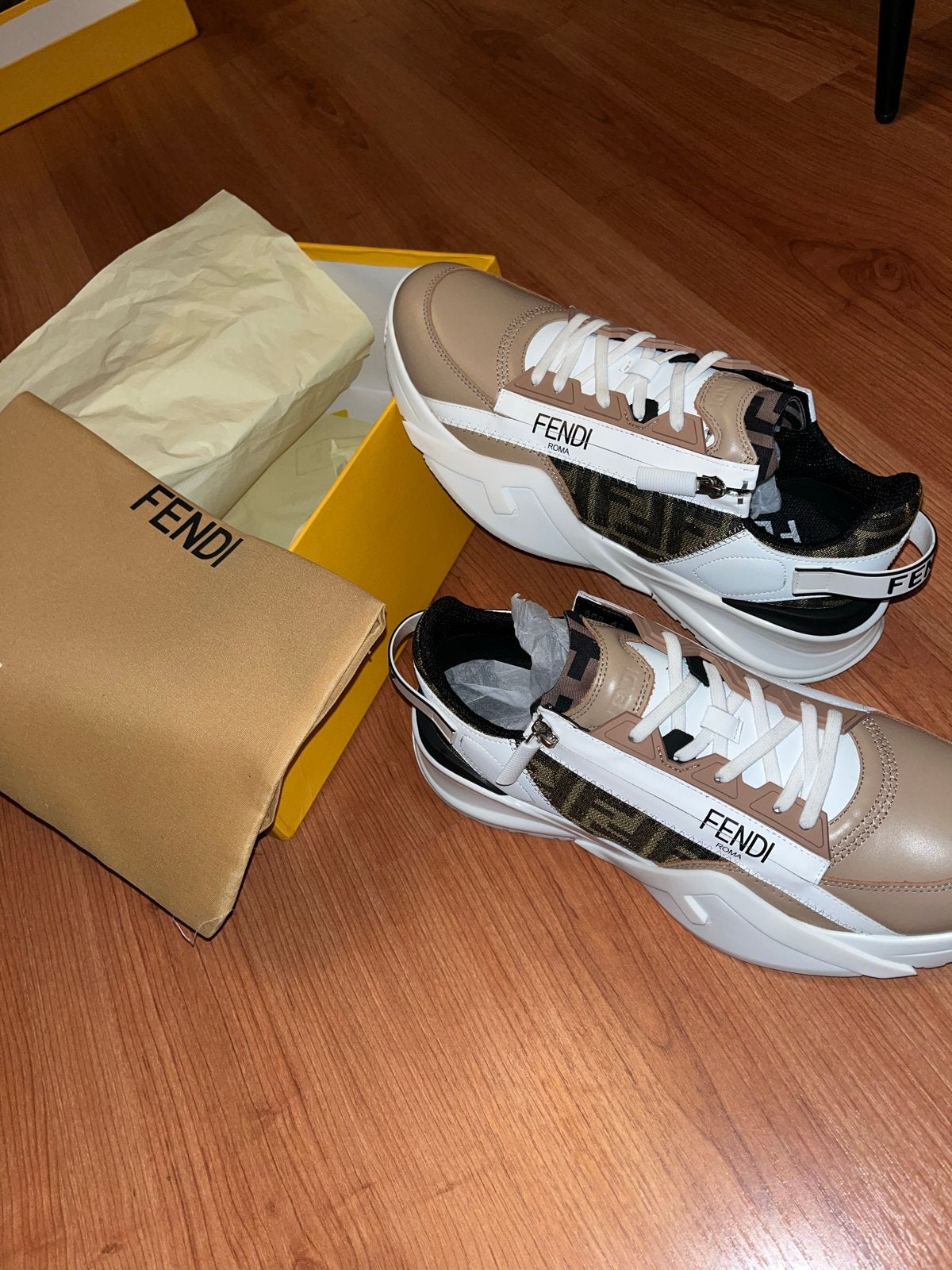 Fendi Flow Sneakers - 43, Ophalen of Verzenden, Zo goed als nieuw, Beige, Sneakers of Gympen
