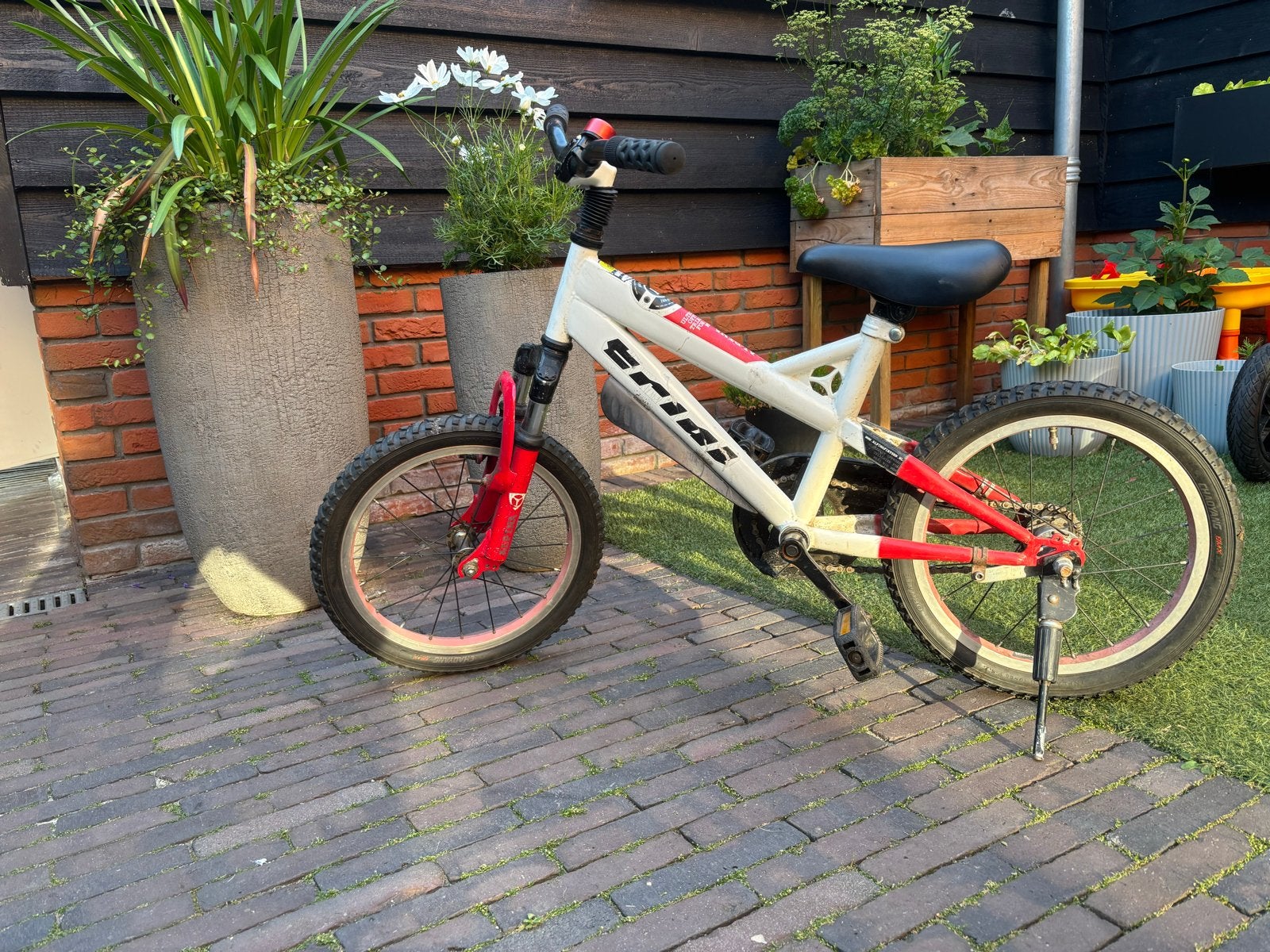 Trial kinderfiets 16 inch - Wit/Rood, Ophalen of Verzenden, Gebruikt, Terugtraprem, 16 tot 20 inch